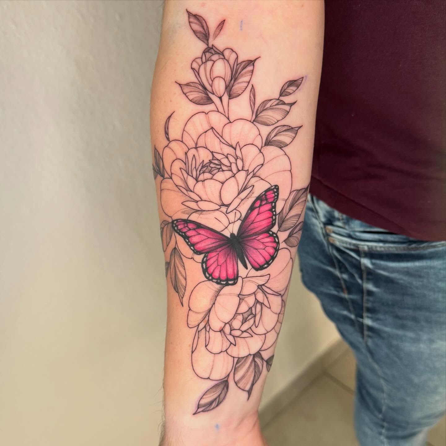 Fineline-Blumen mit pinkem Schmetterling