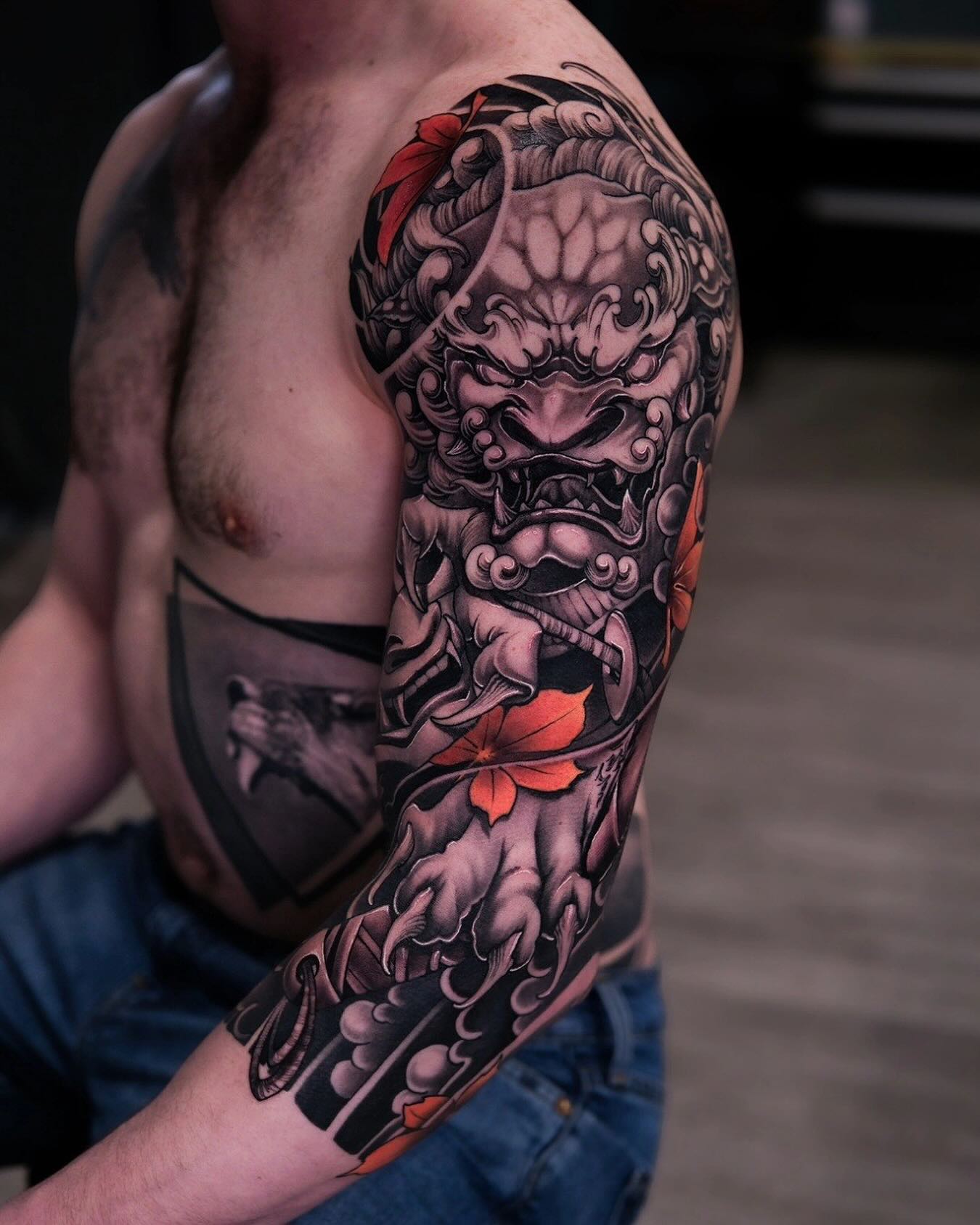 Foo-Dog Sleeve in Schwarz-Grau mit roten Akzenten
