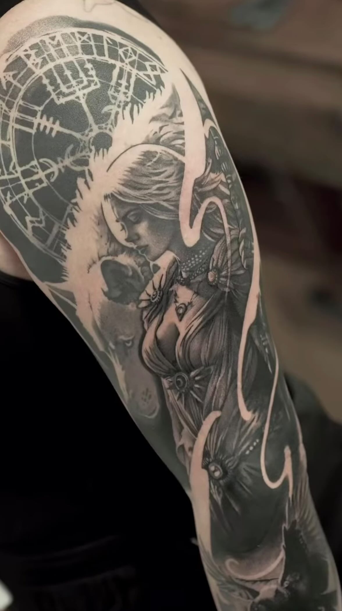 Nordische Göttin mit Kompass-Sleeve in Schwarz-Grau