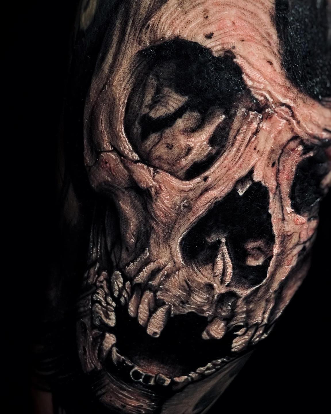 Realistischer Totenkopf in Schwarz-Grau