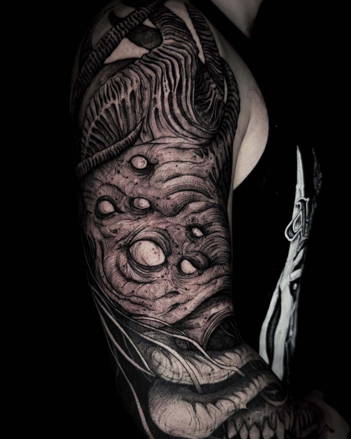 Dunkles surreales Blackwork-Motiv