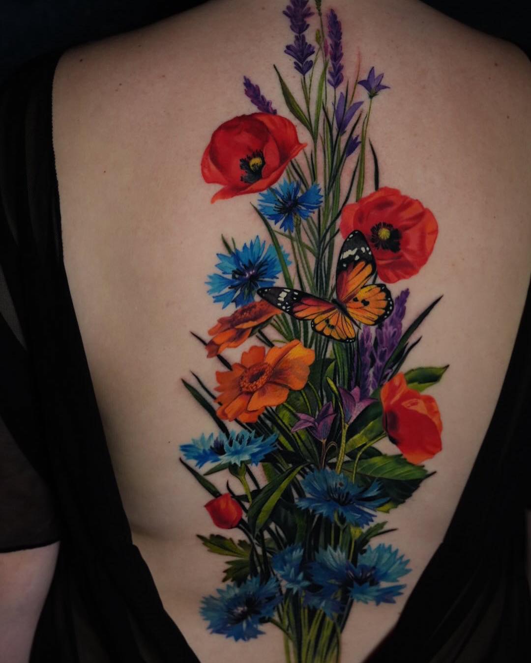 Wildblumen mit Schmetterling auf dem Rücken, in Farbe