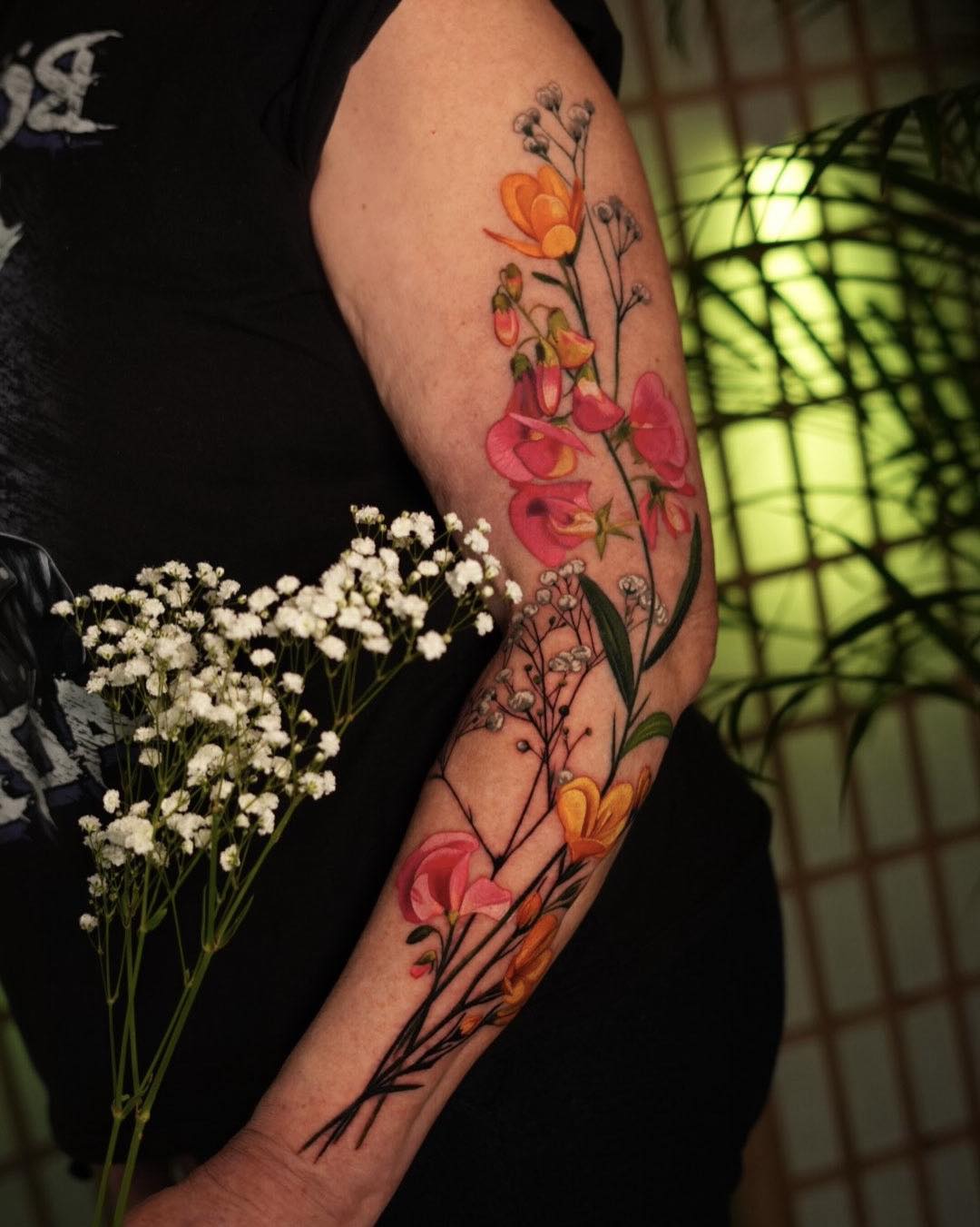 Zarte Blumen-Sleeve in Farbe